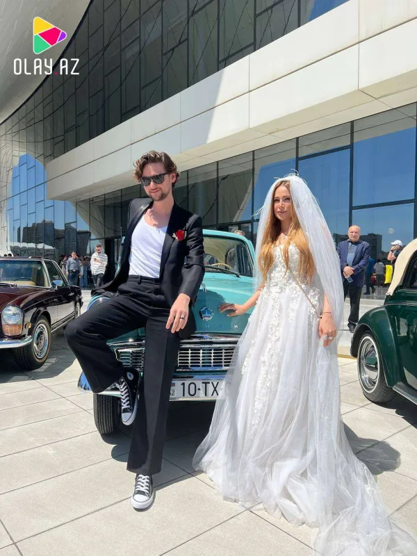 Nigar retro festivala gəlinlikdə gəldi