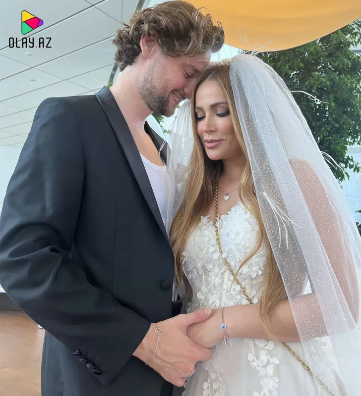 Nigar retro festivala gəlinlikdə gəldi