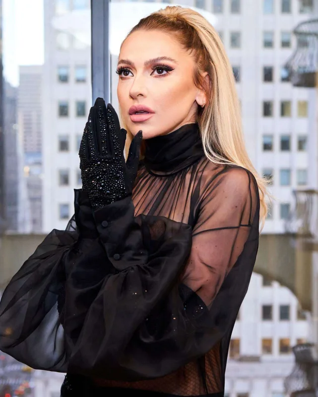 Hadise Rihannanı təkrarladı