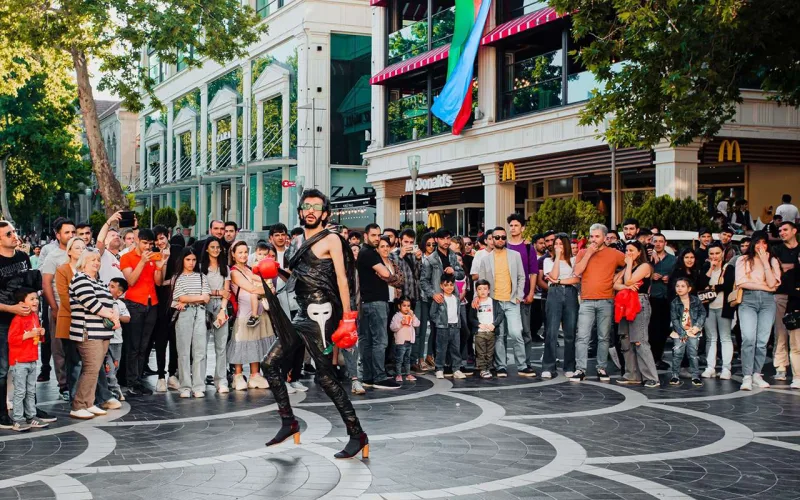Bakıda aktyorun performansı müzakirə yaratdı