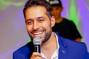 Aparıcı zarafatına görə talışlardan üzr istədi - Yenilənib