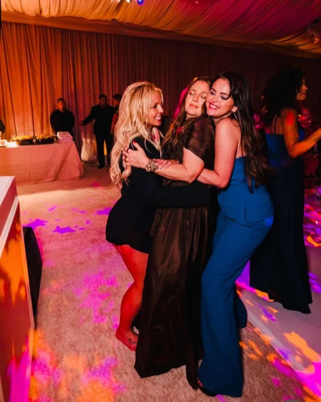 Gəlinliyi 700 saata tikilib... - Britninin toyunun detalları