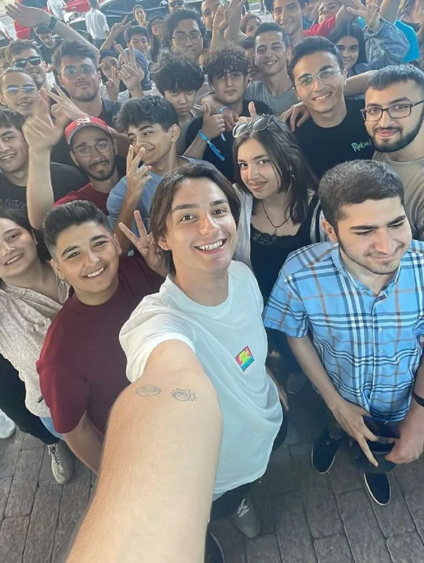 F1 üçün Azərbaycana gələn türk məşhurlar