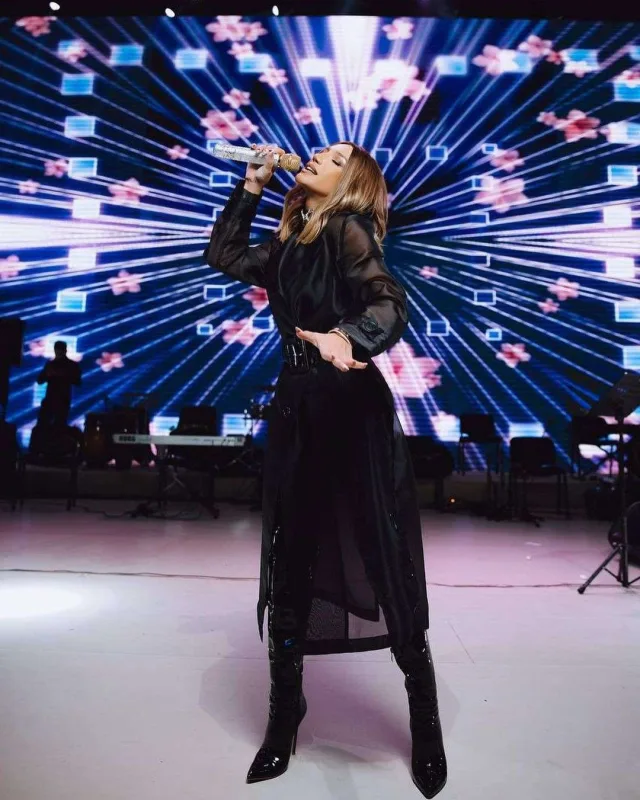 Popun kraliçası 40-a çatdı!