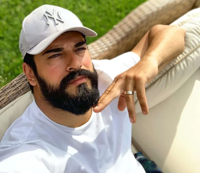 Burak Özçivit Bakıya gəlir