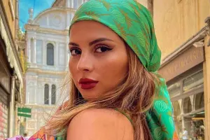 Aynişan kimə söz atır?