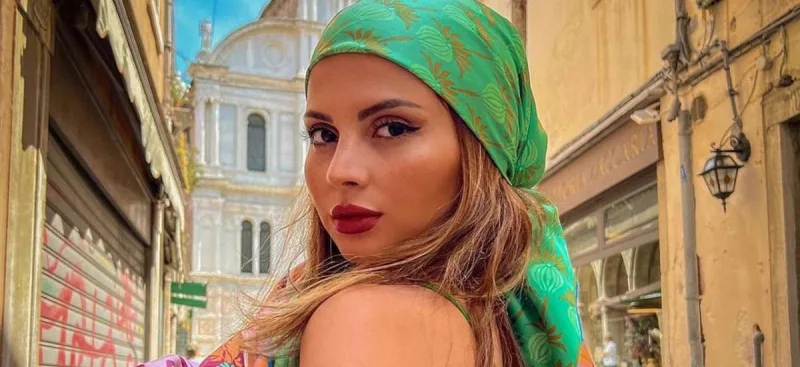 Aynişan kimə söz atır?