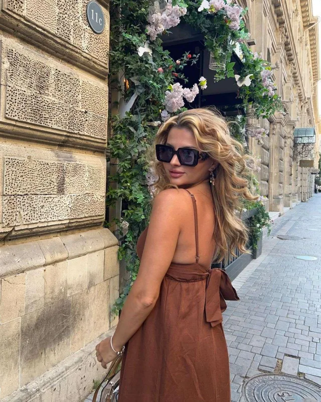 Aynişan kimə söz atır?