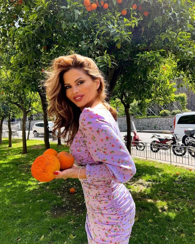 Aynişan kimə söz atır?