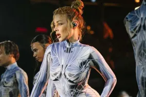 Tına Karol Azərbaycana gəlir