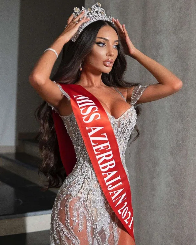 Murdanın ayaqqabısını bağlayan azərbaycanlı