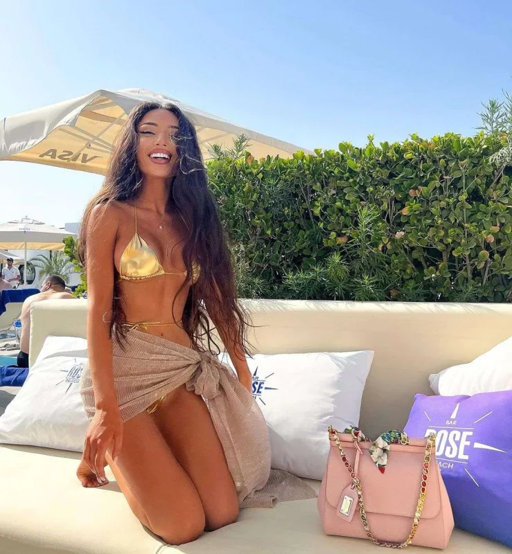 Murdanın ayaqqabısını bağlayan azərbaycanlı