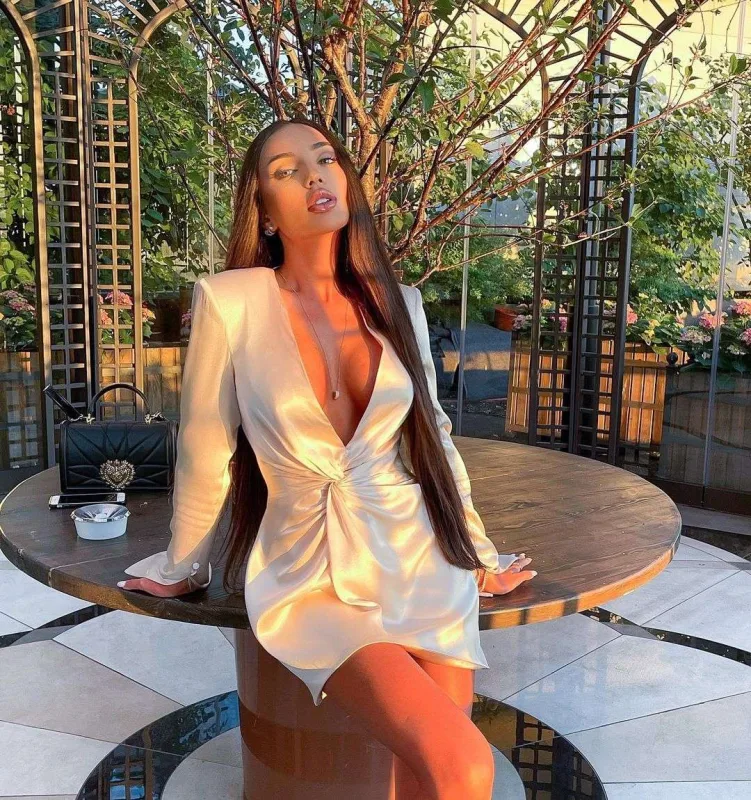 Murdanın ayaqqabısını bağlayan azərbaycanlı