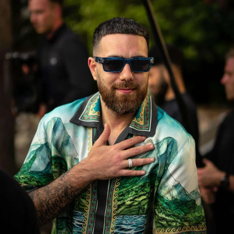 Murdanın ayaqqabısını bağlayan azərbaycanlı