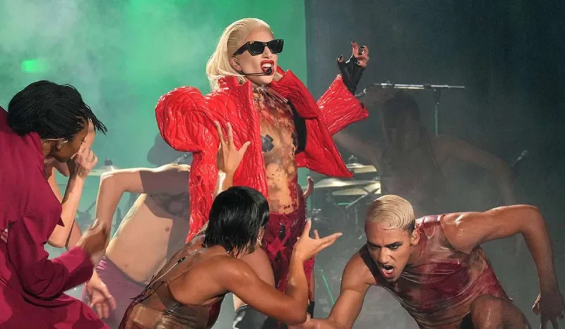 Qaqanın çılğın səhnə şousu...