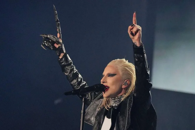 Qaqanın çılğın səhnə şousu...