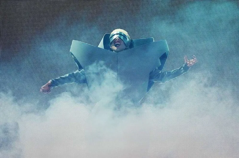 Qaqanın çılğın səhnə şousu...