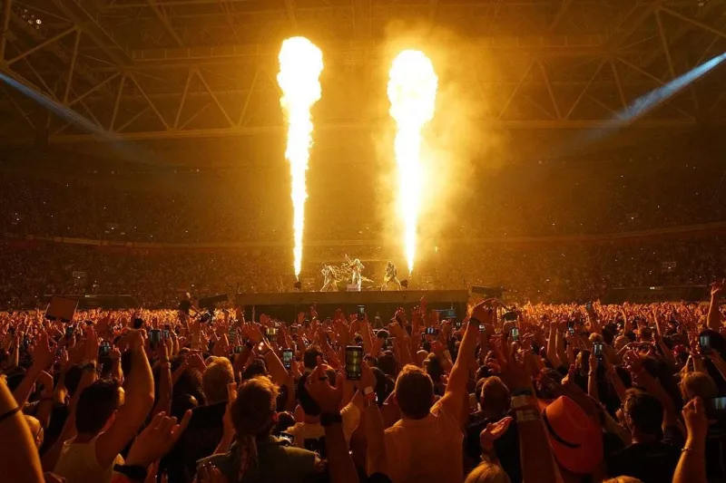 Qaqanın çılğın səhnə şousu...