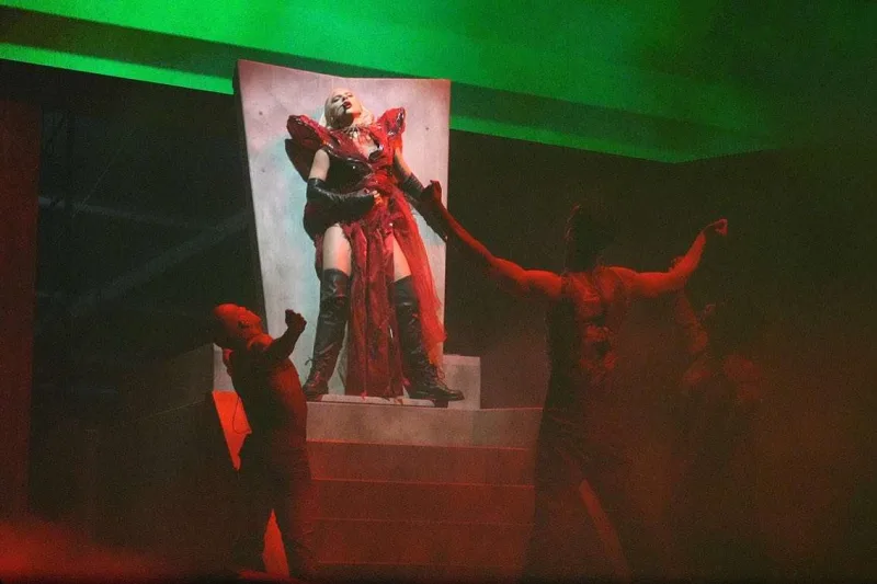 Qaqanın çılğın səhnə şousu...