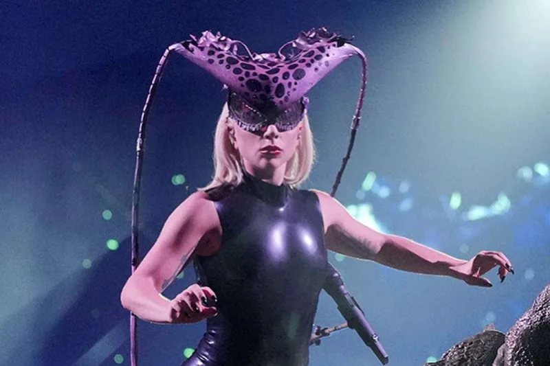 Qaqanın çılğın səhnə şousu...