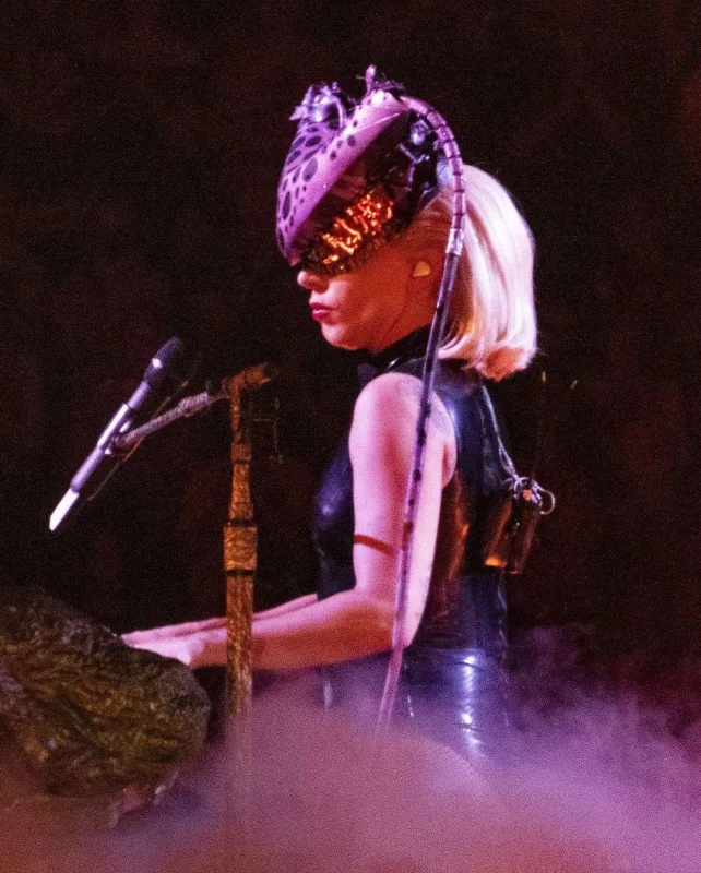 Qaqanın çılğın səhnə şousu...