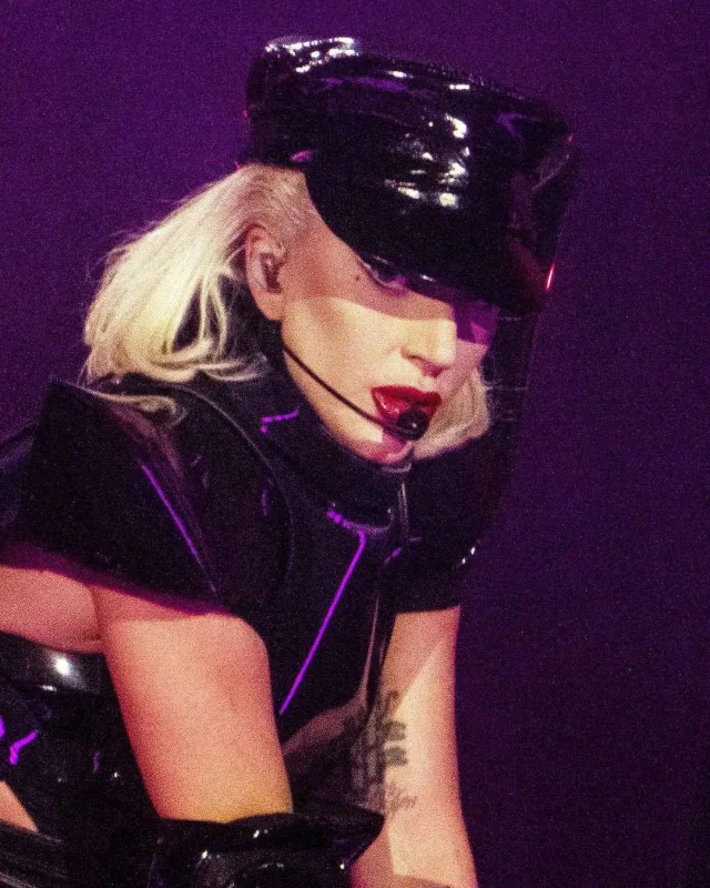 Qaqanın çılğın səhnə şousu...