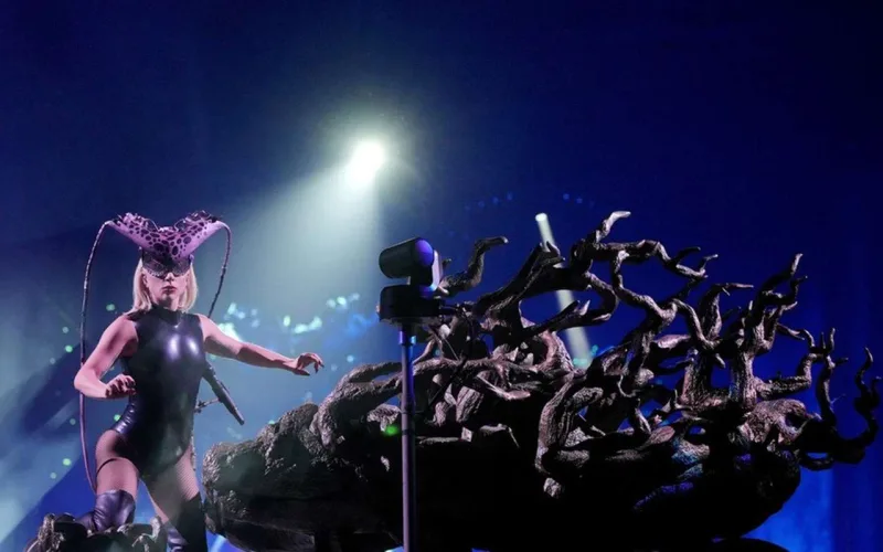 Qaqanın çılğın səhnə şousu...