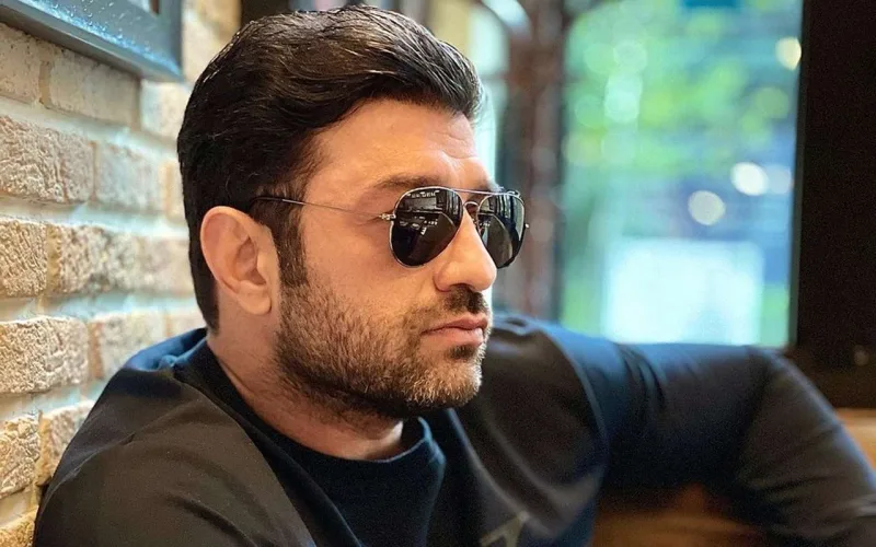 “Kənan süni şouları sevir”