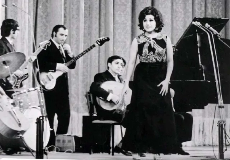 Bir axşam taksidən düşüb payıza...