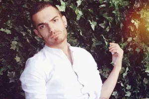 “İstedadın olsa da, qapılar pulla açılır”