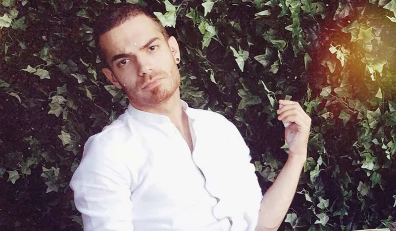 “İstedadın olsa da, qapılar pulla açılır”