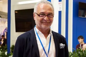 “Burada qırmızı şalvar geyinə bilmirəm”