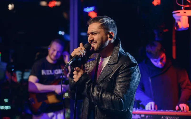 Coni Rusiyadakı konsertlərini təxirə saldı