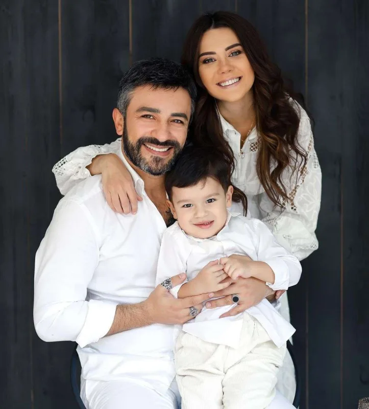 “Oğlumun atası mənəm, şəkillərimizi yanaşı qoysunlar”