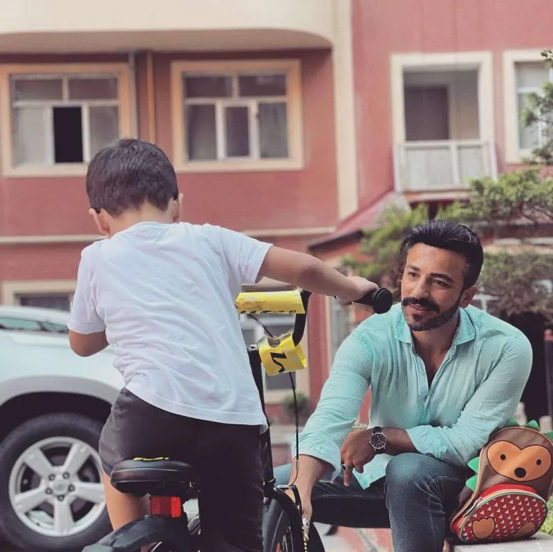 “Oğlumun atası mənəm, şəkillərimizi yanaşı qoysunlar”