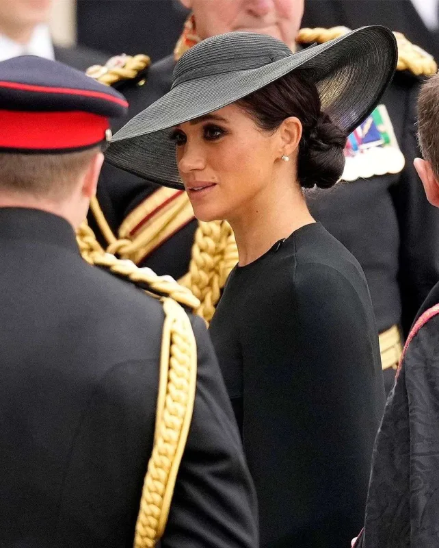 Kraliçanın dəfnində Diana izləri...