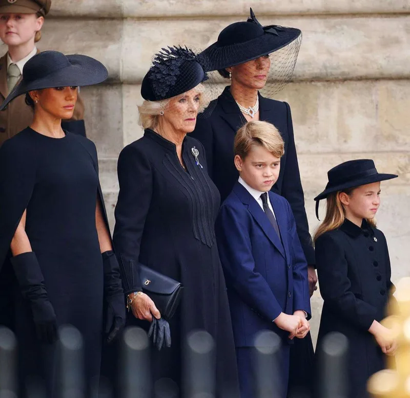 Kraliçanın dəfnində Diana izləri...