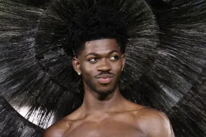 Konsertinə etiraz edənlərə pizza sifariş verdi