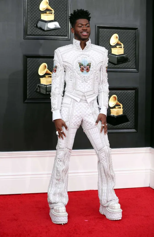 Konsertinə etiraz edənlərə pizza sifariş verdi