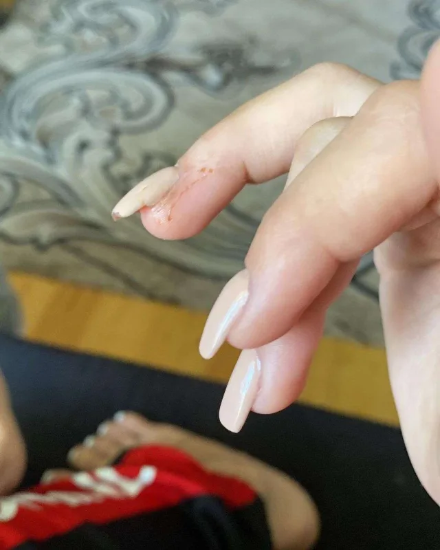 Ərinin beş illik sevgilisi blogeri döydü