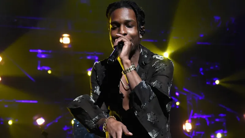 Rihanna “Super Bowl” səhnəsinə onlarla çıxa bilər