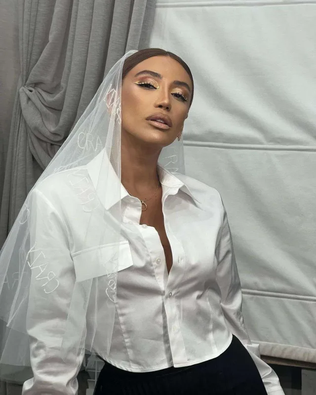 “Makiyaj ustaları məni otaqdan qovur”