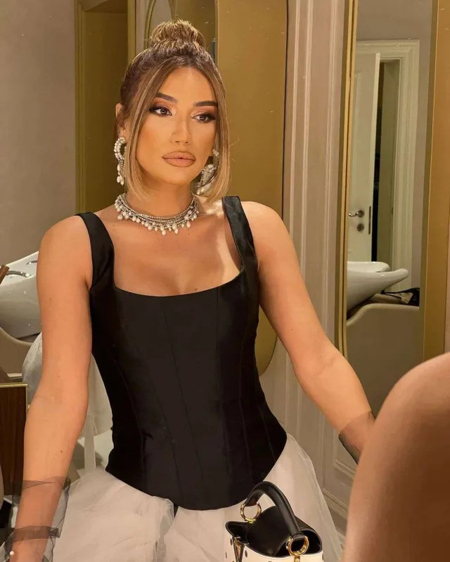 “Makiyaj ustaları məni otaqdan qovur”