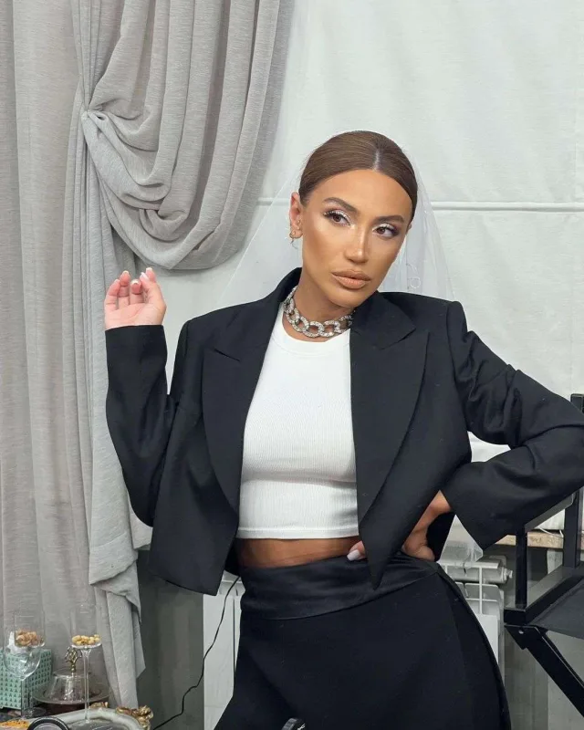 “Makiyaj ustaları məni otaqdan qovur”