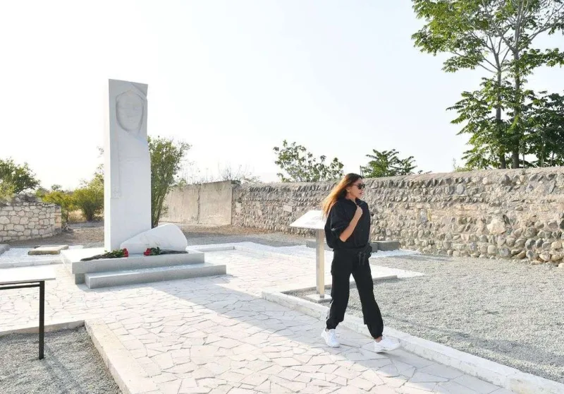 Prezident və xanımı Natəvanın abidəsi açılışında iştirak etdi