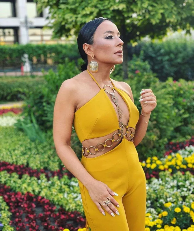 Əməliyyatdan sonra dekoltesi ilə gündəm oldu