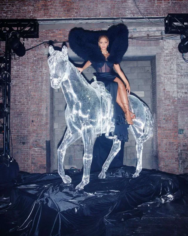 Beyonsu, “Elite” ulduzunu geyindirən azərbaycanlı...