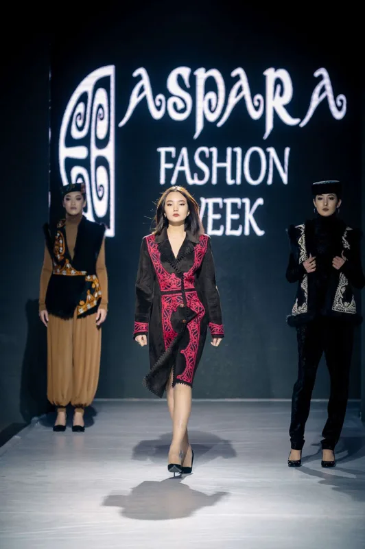 Gülnarə Xəlilovanın libasları Qazaxıstan dəb həftəsində