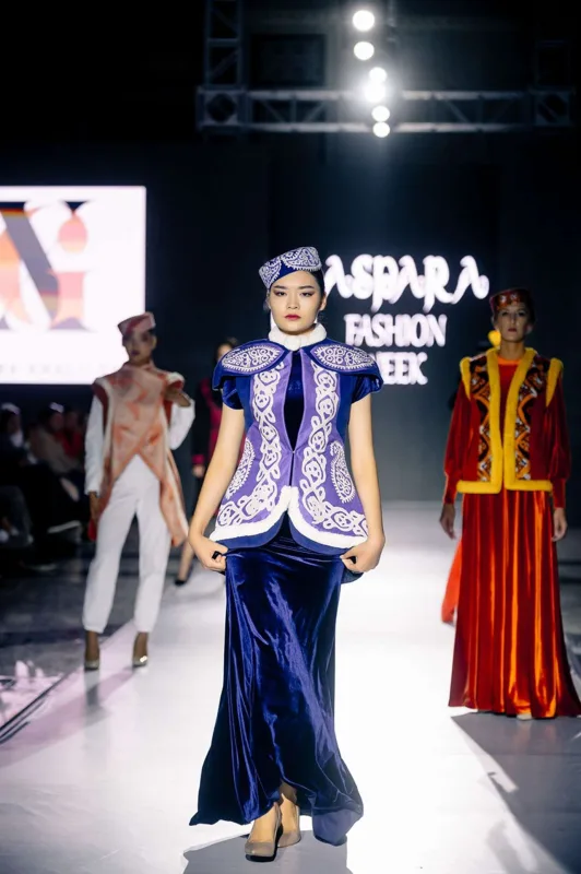 Gülnarə Xəlilovanın libasları Qazaxıstan dəb həftəsində