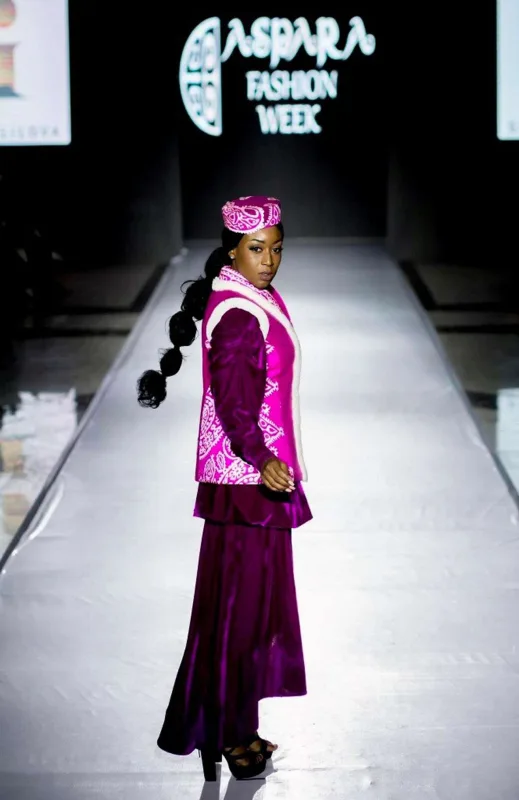 Gülnarə Xəlilovanın libasları Qazaxıstan dəb həftəsində